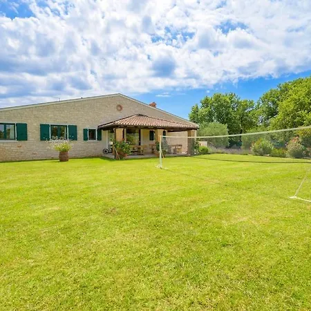 Madonna Di Campo By Istrialux 로비니