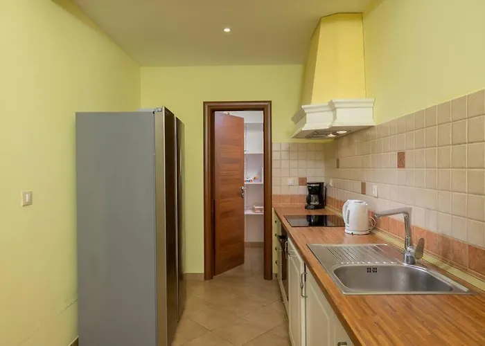 Madonna Di Campo By Istrialux 로비니