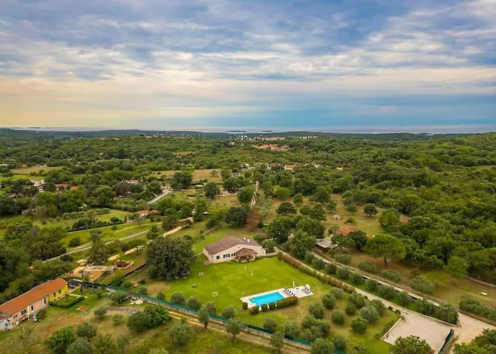 Madonna Di Campo By Istrialux 로비니