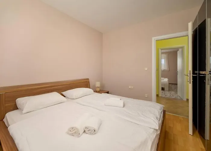 Madonna Di Campo By Istrialux 로비니