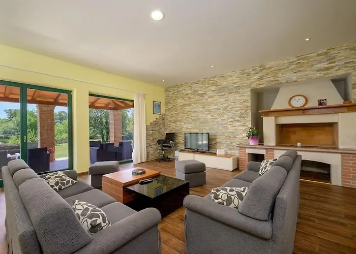 Madonna Di Campo By Istrialux 로비니