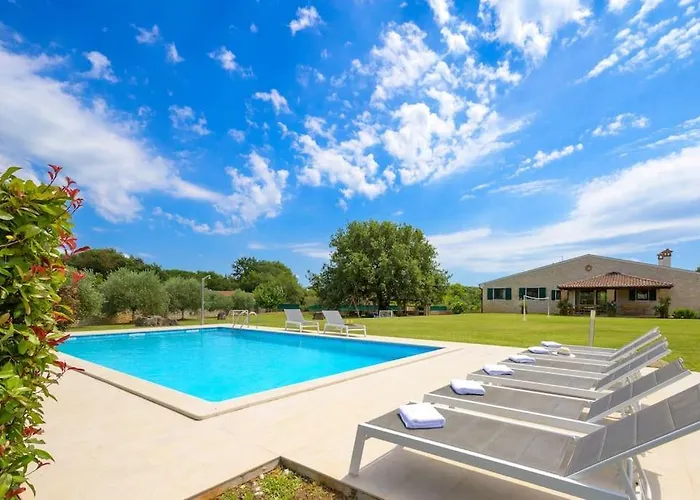 Madonna Di Campo By Istrialux 로비니